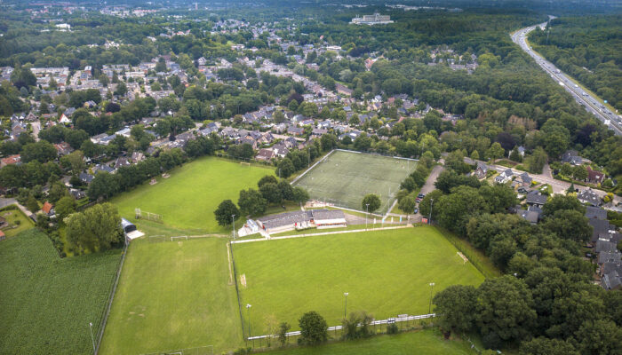 Dronefoto vanuit de lucht van het voetbalterrein van de Ugchelse voetbalvereniging UVV Albatross