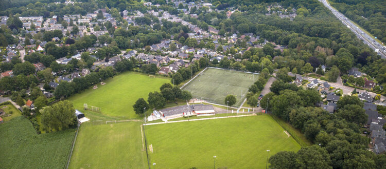 Dronefoto vanuit de lucht van het voetbalterrein van de Ugchelse voetbalvereniging UVV Albatross