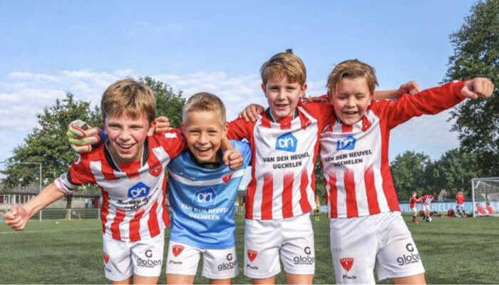 4 jeugdspelers van U.V.V. Albatross uit Ugchelen zijn enthousiast omdat het nieuwe kunstgrasveld wordt geopend op 30 augustus 2025