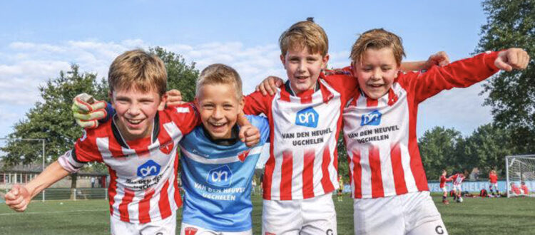 4 jeugdspelers van U.V.V. Albatross uit Ugchelen zijn enthousiast omdat het nieuwe kunstgrasveld wordt geopend op 30 augustus 2025