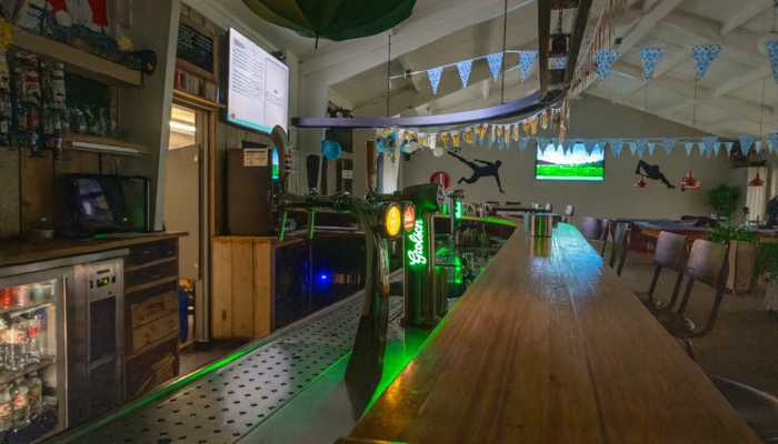 Een foto van een lege bar in de kantine van V.V. Albatross uit Ugchelen