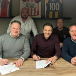 Martijn de Haas, oud voetballer bij V.V. Albatross tekent samen met voorzitter Bastiaan Bakker een contract. Met dit contract wordt Martijn de Haas de nieuwe hoofdtrainer bij deze Ugchelse voetbalvereniging.