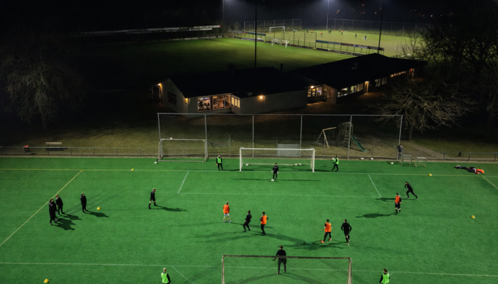 Het non-fill kunstgrasveld in de avond gefotografeerd met een drone