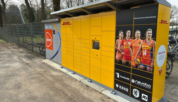 Postboxkast van DHL, PostNL, FedEx en GLS op de parkeerplaats van V.V. Albatross te Ugchelen.