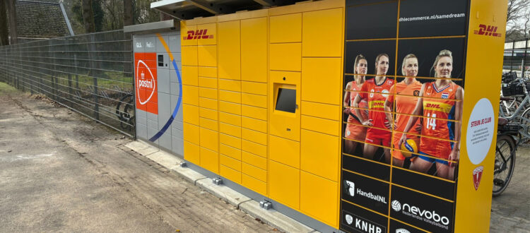 Postboxkast van DHL, PostNL, FedEx en GLS op de parkeerplaats van V.V. Albatross te Ugchelen.