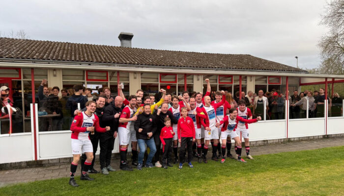 Het eerste elftal van V.V. Albatross uit Ugchelen viert feest met de fans bij de Kantine van hun voetbalclub