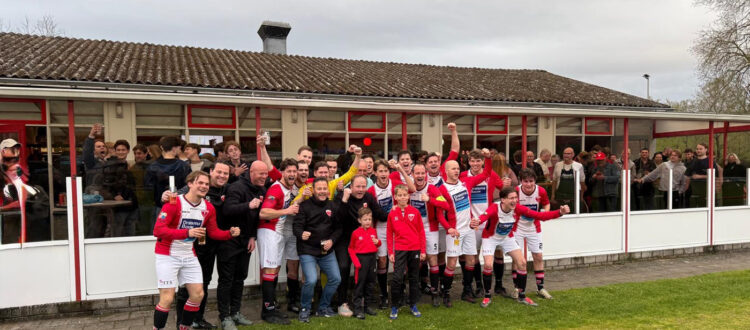Het eerste elftal van V.V. Albatross uit Ugchelen viert feest met de fans bij de Kantine van hun voetbalclub