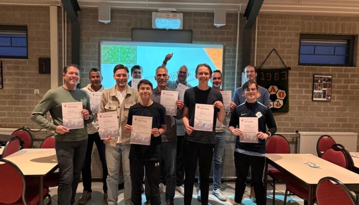 De geslaagden van de cursus Verenigingsscheidsrechter, een cursus die gegeven wordt door SAO Apeldoorn, de Apeldoornse scheidsrechtervereniging