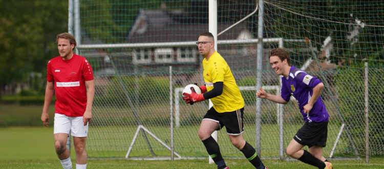 Keeper Ruben Bruin loopt tusssen twee voetballers het doel uit met de bal in zijn handen. Hij staat op het punt om de bal het veld in te schieten. Vanaf seizoen 2026/2027 keept Ruben Bruin bij V.V. Albatross Ugchelen