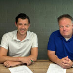 Martijn ter Weeme tekent contract voor Trainer JO19-1 bij vv Albatross. Naast hem zit voorzitter Bastiaan Bakker.