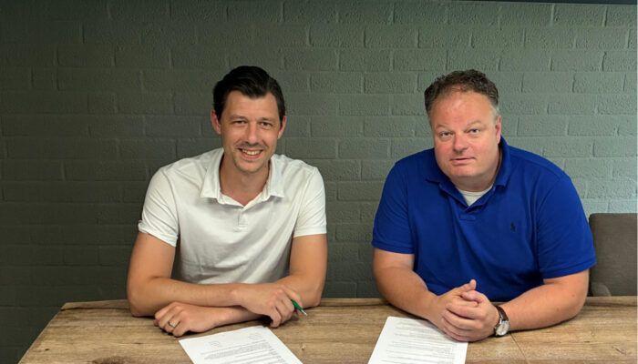Martijn ter Weeme tekent contract voor Trainer JO19-1 bij vv Albatross. Naast hem zit voorzitter Bastiaan Bakker.