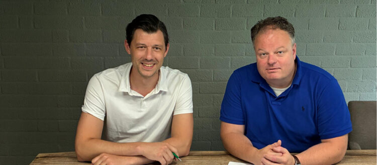 Martijn ter Weeme tekent contract voor Trainer JO19-1 bij vv Albatross. Naast hem zit voorzitter Bastiaan Bakker.